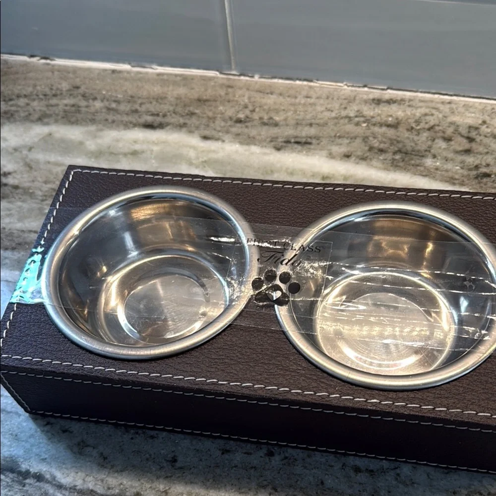 NWT First Class Fido Double Pet Bowl with Brown Leather Holder!